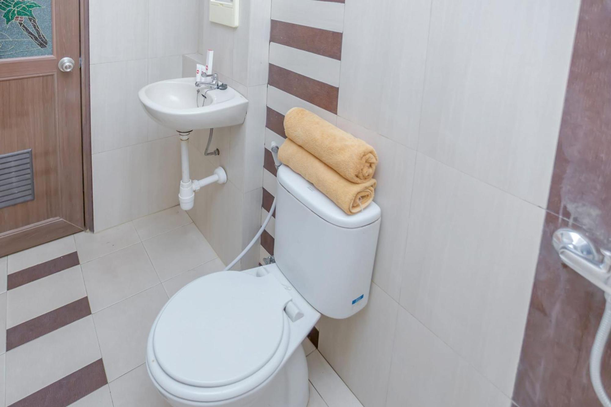 Hotel Oyo 850 Lapan Lapan Banjarmasin  Esterno foto