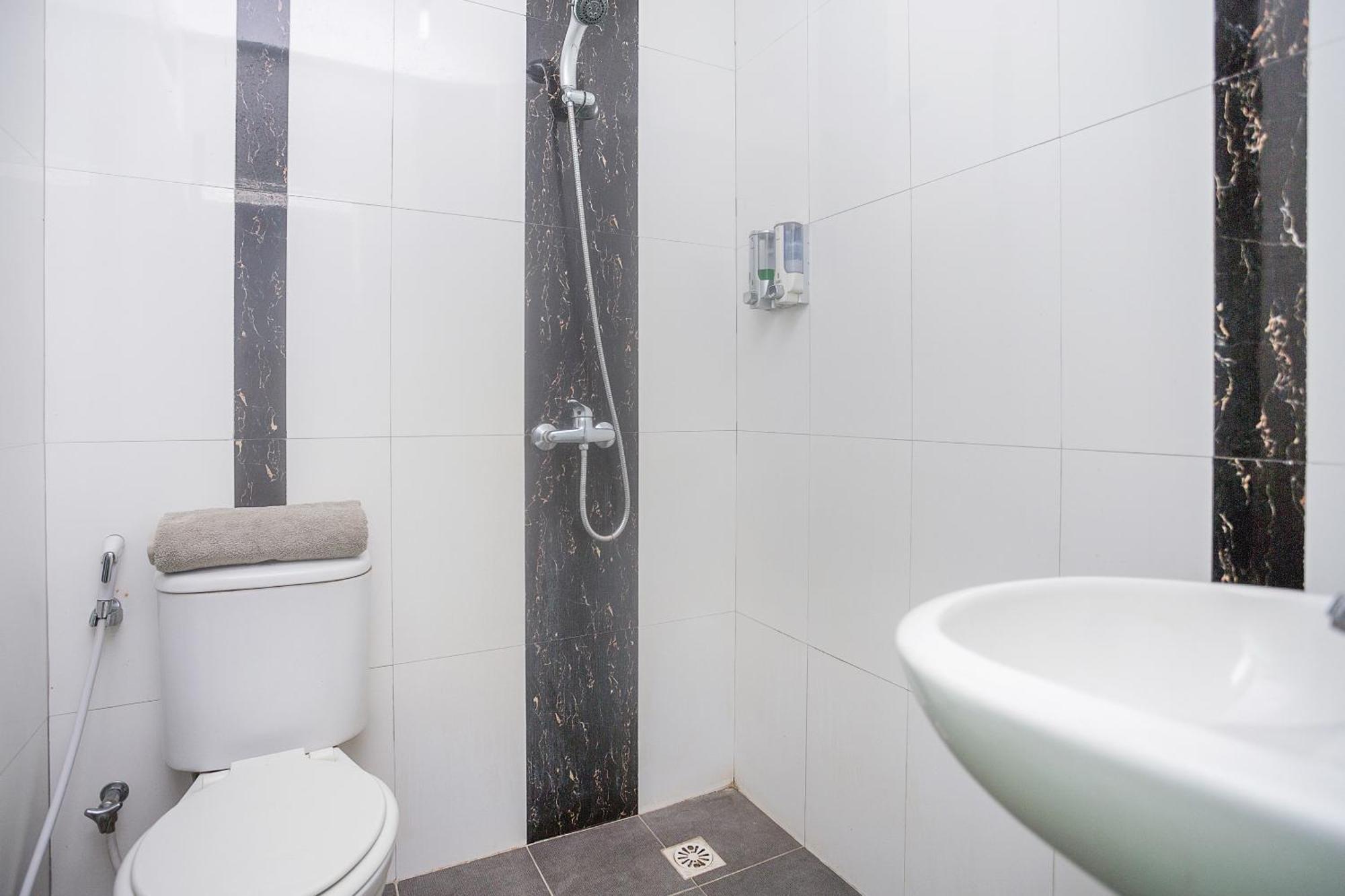 Hotel Oyo 850 Lapan Lapan Banjarmasin  Esterno foto
