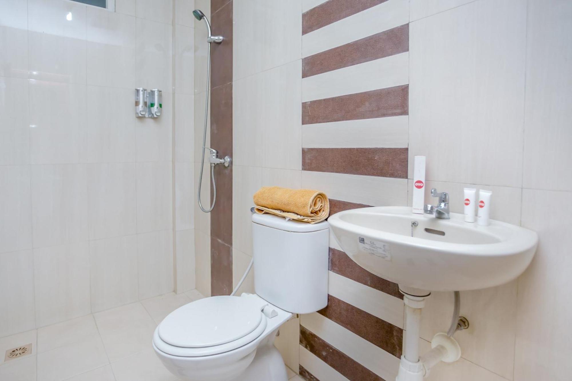 Hotel Oyo 850 Lapan Lapan Banjarmasin  Esterno foto